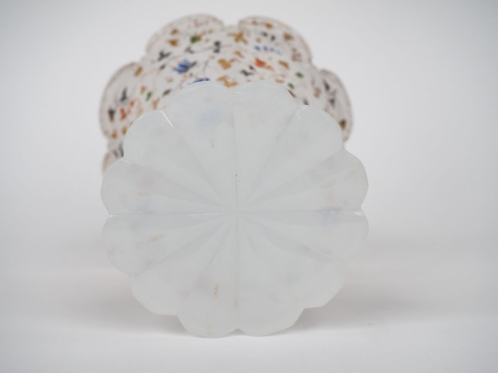 Baguier Restauration en opaline blanche, à décor de semis de fleurs po