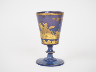 Vente aux enchères Mazagran XIXème en opaline mauve à décor doré de scène de chasse à cou