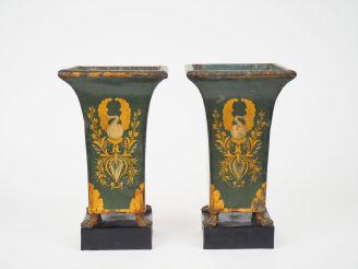 Vente aux enchères Paire d'urnes XIXème en tôle verte et dorée, à décor de cygnes, de feu