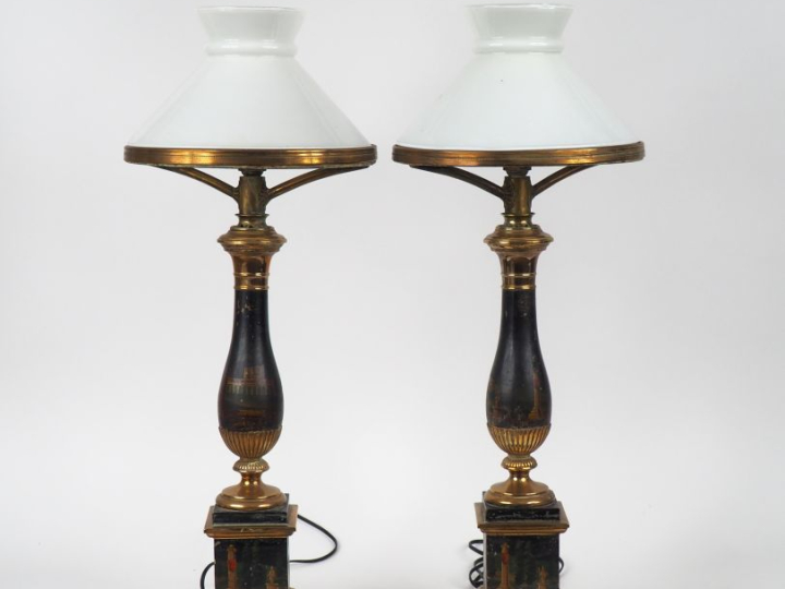 Paire de lampes quinquet XIXème en tôle peinte, à décor à l'antique. A
