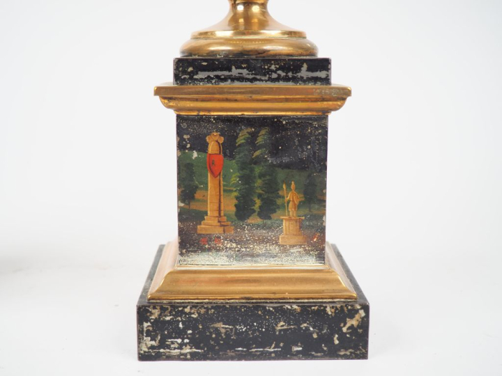 Paire de lampes quinquet XIXème en tôle peinte, à décor à l'antique. A