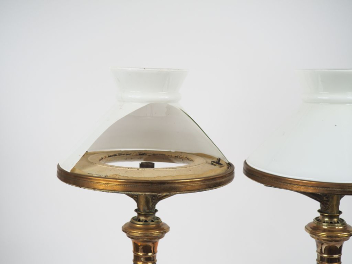 Paire de lampes quinquet XIXème en tôle peinte, à décor à l'antique. A