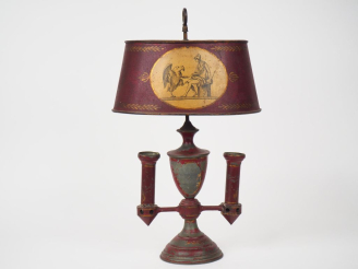 Vente aux enchères Lampe bouillotte début XIXème, en tôle laquée rouge, à décor sur l'aba