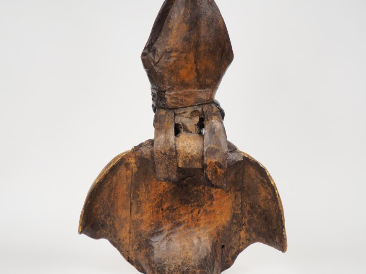 Ecole française XVIIIème.  "Buste d'évêque".  Sculpture en bois doré e