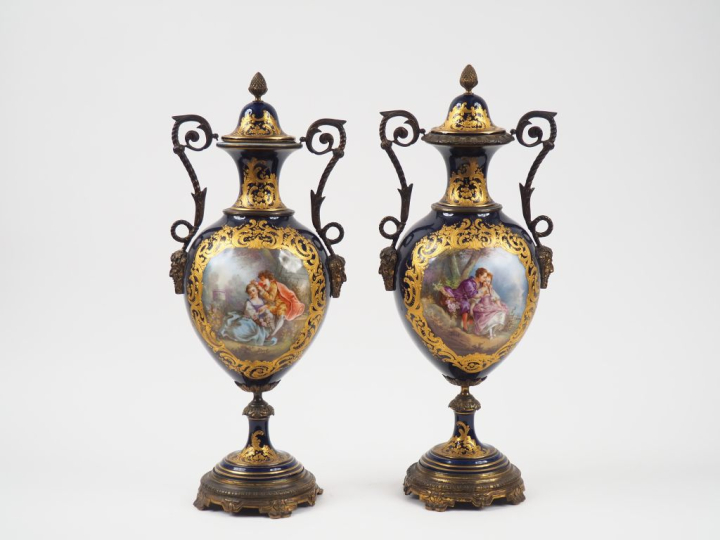 Paire de vases ovoides et couverts Napoléon III dans le goût de Sèvres