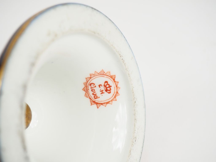 Paire de vases ovoides et couverts Napoléon III dans le goût de Sèvres