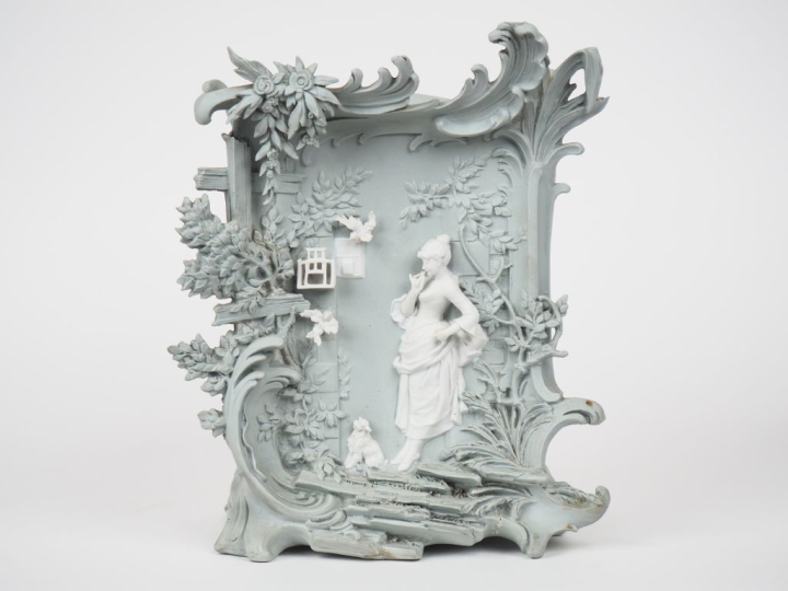 Grande jardinière Napoléon III en biscuit céladon et blanc, à décor de