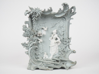 Vente aux enchères Grande jardinière Napoléon III en biscuit céladon et blanc, à décor de