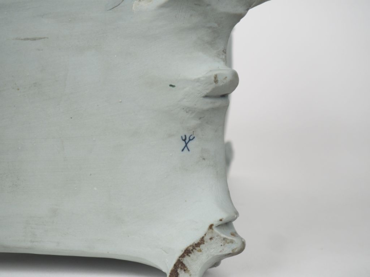 Grande jardinière Napoléon III en biscuit céladon et blanc, à décor de