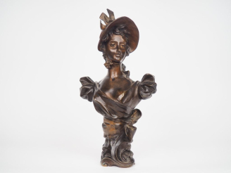 Vente aux enchères Ecole française 1900.  "jeune élégante au chapeau".  Sculpture en bron