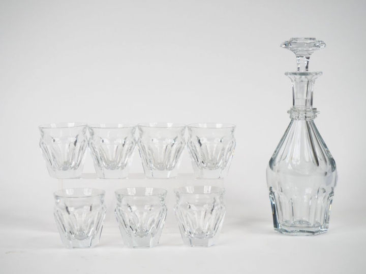 BACCARAT.  Service à liqueur en cristal comprenant un flacon et 7 verr