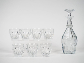 Vente aux enchères BACCARAT.  Service à liqueur en cristal comprenant un flacon et 7 verr