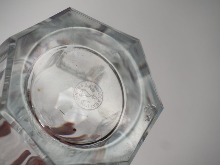 BACCARAT.  Service à liqueur en cristal comprenant un flacon et 7 verr