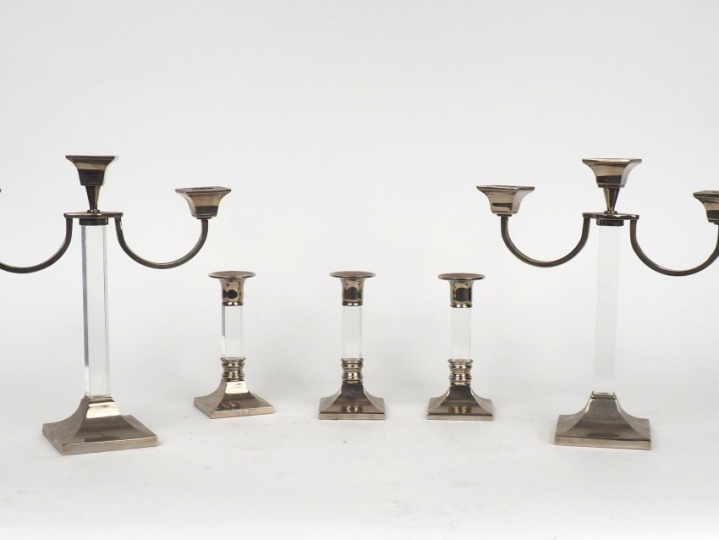 Belle garniture de table comprenant :  - une paire de chandeliers en v