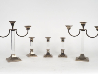Vente aux enchères Belle garniture de table comprenant :  - une paire de chandeliers en v