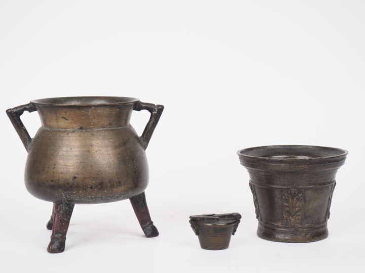 Mortier XVIIème en bronze, à décor de palmettes. H. 11 cm  et une pile