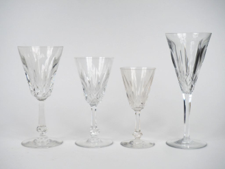 Vente aux enchères BACCARAT.  Service de verres en cristal à décor de croisillons compren