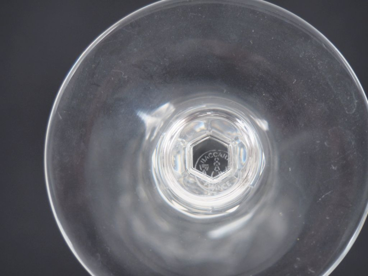BACCARAT.  Service de verres en cristal à décor de croisillons compren
