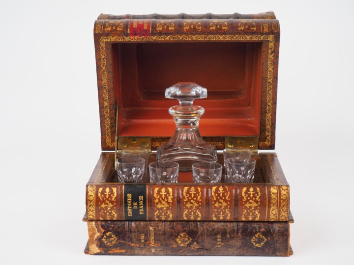 BACCARAT.  Cave à liqueur 1900 en cristal, boite en trompe l'œil en fo