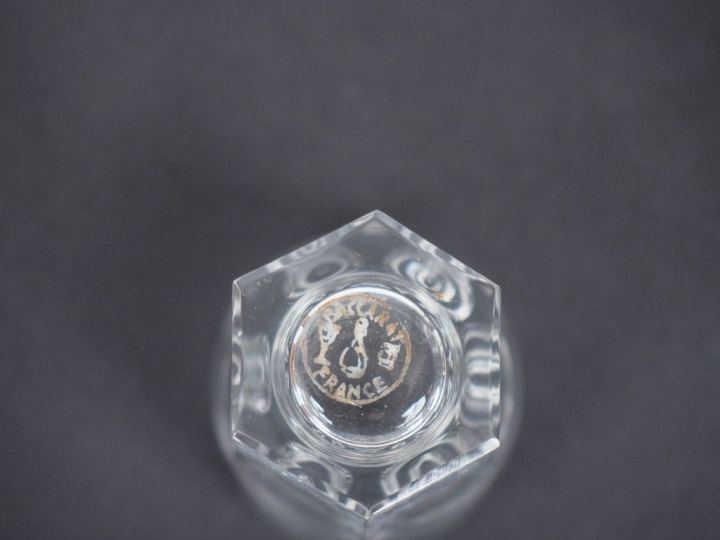 BACCARAT.  Cave à liqueur 1900 en cristal, boite en trompe l'œil en fo