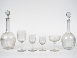Vente aux enchères Service de verres en cristal à décor de cannelures comprenant : 2 déca