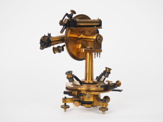 Vente aux enchères Maison LORIEUX.  Théodolite en bronze. Signé.