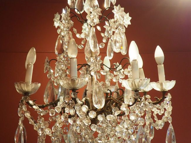 Lustre à pampilles en cristal, éclairant à 8 lumières. H. 84 cm