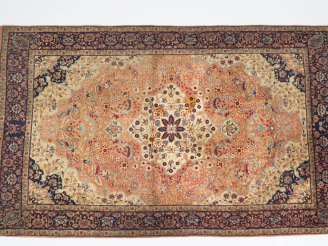 Vente aux enchères Tapis d'Orient. Dim. 230 x 140 cm