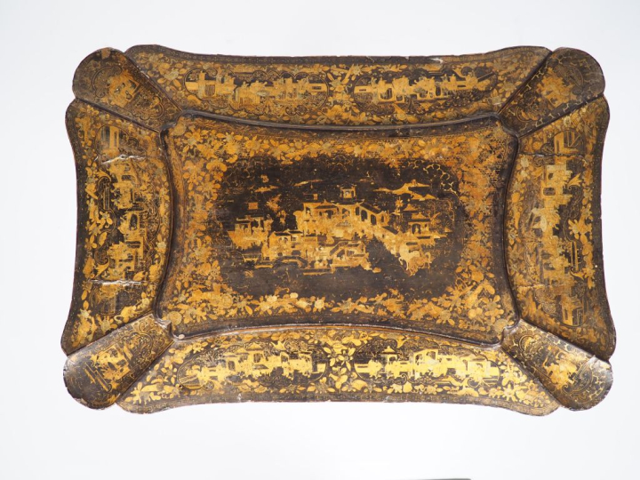 Travailleuse Napoléon III de style Extrême Orient, à décor doré sur fo