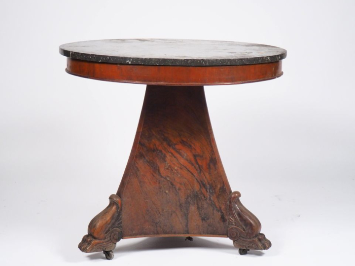 Guéridon Restauration en noyer et placage de noyer, pieds griffe dessu