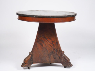 Vente aux enchères Guéridon Restauration en noyer et placage de noyer, pieds griffe dessu