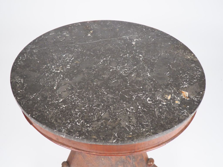 Guéridon Restauration en noyer et placage de noyer, pieds griffe dessu