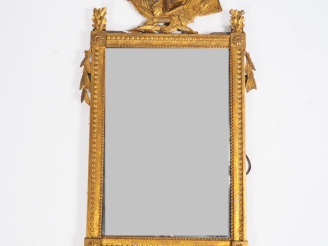 Vente aux enchères Glace Louis XVI en bois sculpté et doré à décor de rais de cœur et de 