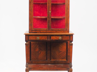 Vente aux enchères Vitrine de style Louis XVI en marqueterie, ouvrant à deux portes vitré