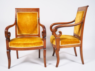 Vente aux enchères Suite de 4 fauteuils à crosse Restauration en noyer, pieds avant jarre