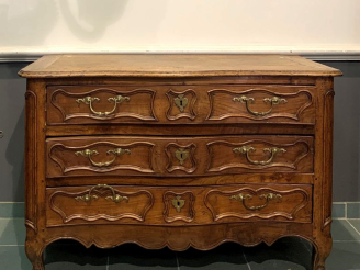 Vente aux enchères Commode Louis XV en bois naturel mouluré, ouvrant à trois tiroirs en f