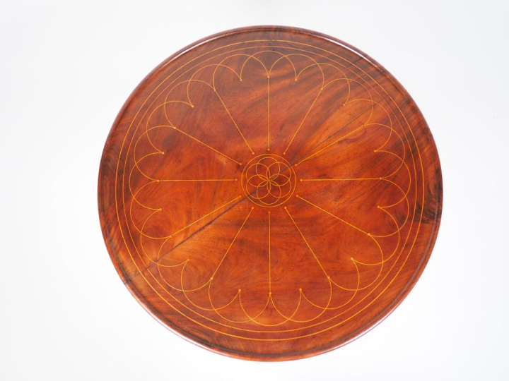 Guéridon Charles X en marqueterie d'acajou et de citronnier, fut balus
