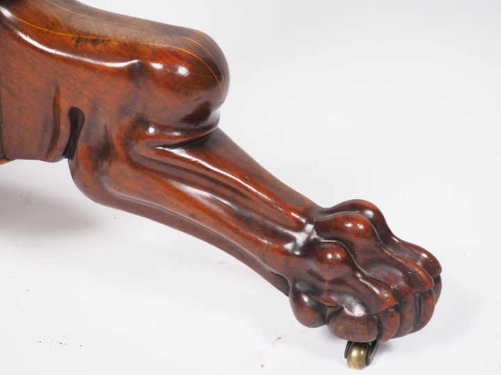 Guéridon Charles X en marqueterie d'acajou et de citronnier, fut balus