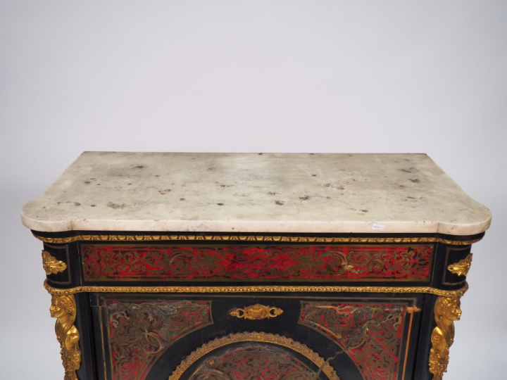 Meuble d'appui Napoléon III en marqueterie boulle écaille rouge et lai