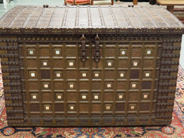 Grand coffre indien en bois et métal orné de carrés de miroir.  Travai