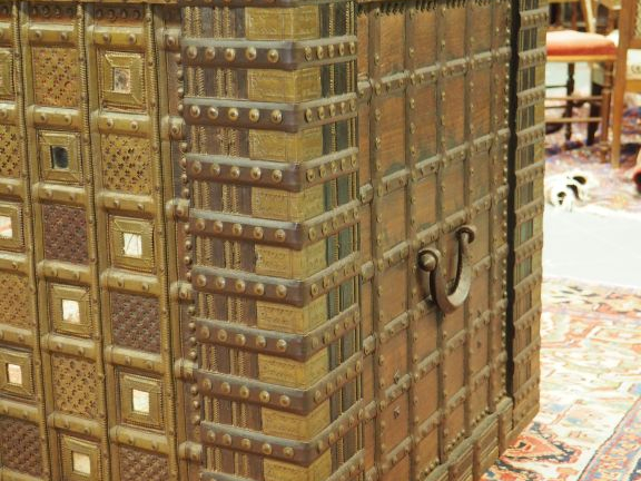 Grand coffre indien en bois et métal orné de carrés de miroir.  Travai
