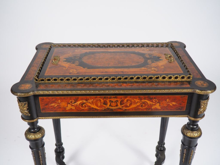 Jardinière Napoléon III en marqueterie à décor de cartouche et de rinc