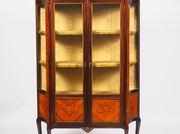 Vitrine de style transition Louis XV-Louis XVI en marqueterie à décor 