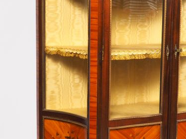 Vitrine de style transition Louis XV-Louis XVI en marqueterie à décor 