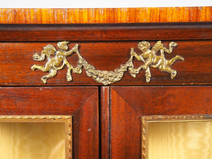 Vitrine de style transition Louis XV-Louis XVI en marqueterie à décor 