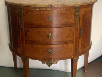 Vente aux enchères Commode demi-lune de style Louis XVI en marqueterie, ouvrant à trois t