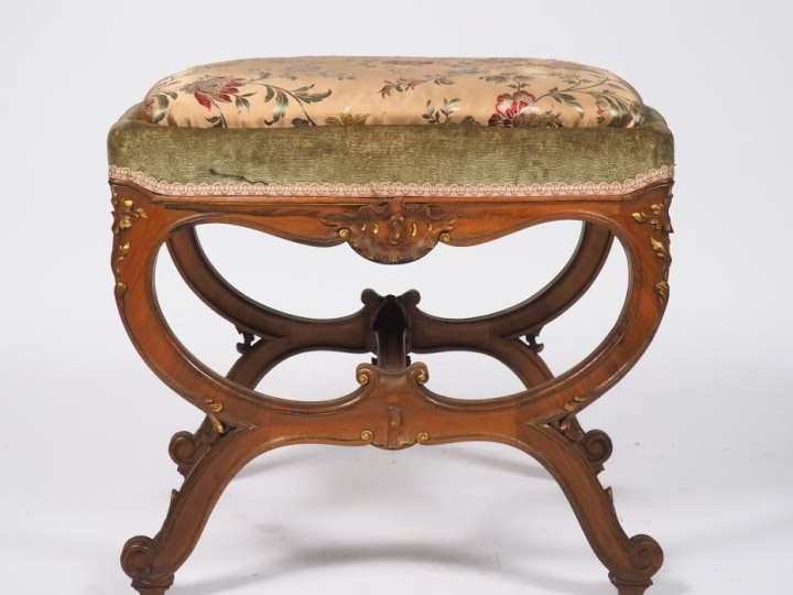 Mobilier de salon 1900 de style Louis XV en bois sculpté et légèrement
