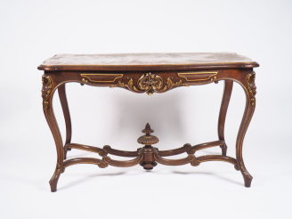 Vente aux enchères Table de milieu Napoléon III en bois mouluré, sculpté et légèrement do