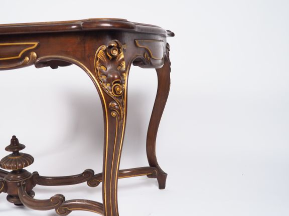 Table de milieu Napoléon III en bois mouluré, sculpté et légèrement do