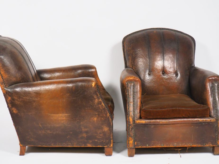 Paire de fauteuils club en cuir, assise en velours (usures). Dim. 90 x